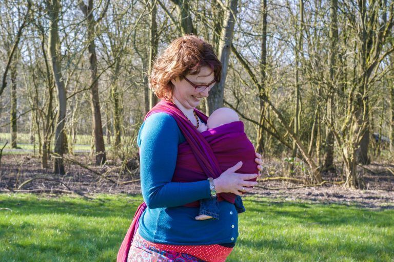 Je kindje bij je dragen in een draagdoek of draagzak, waar moet je