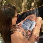 Lisette Liefting zit op de bank met baby Nio op schoot.