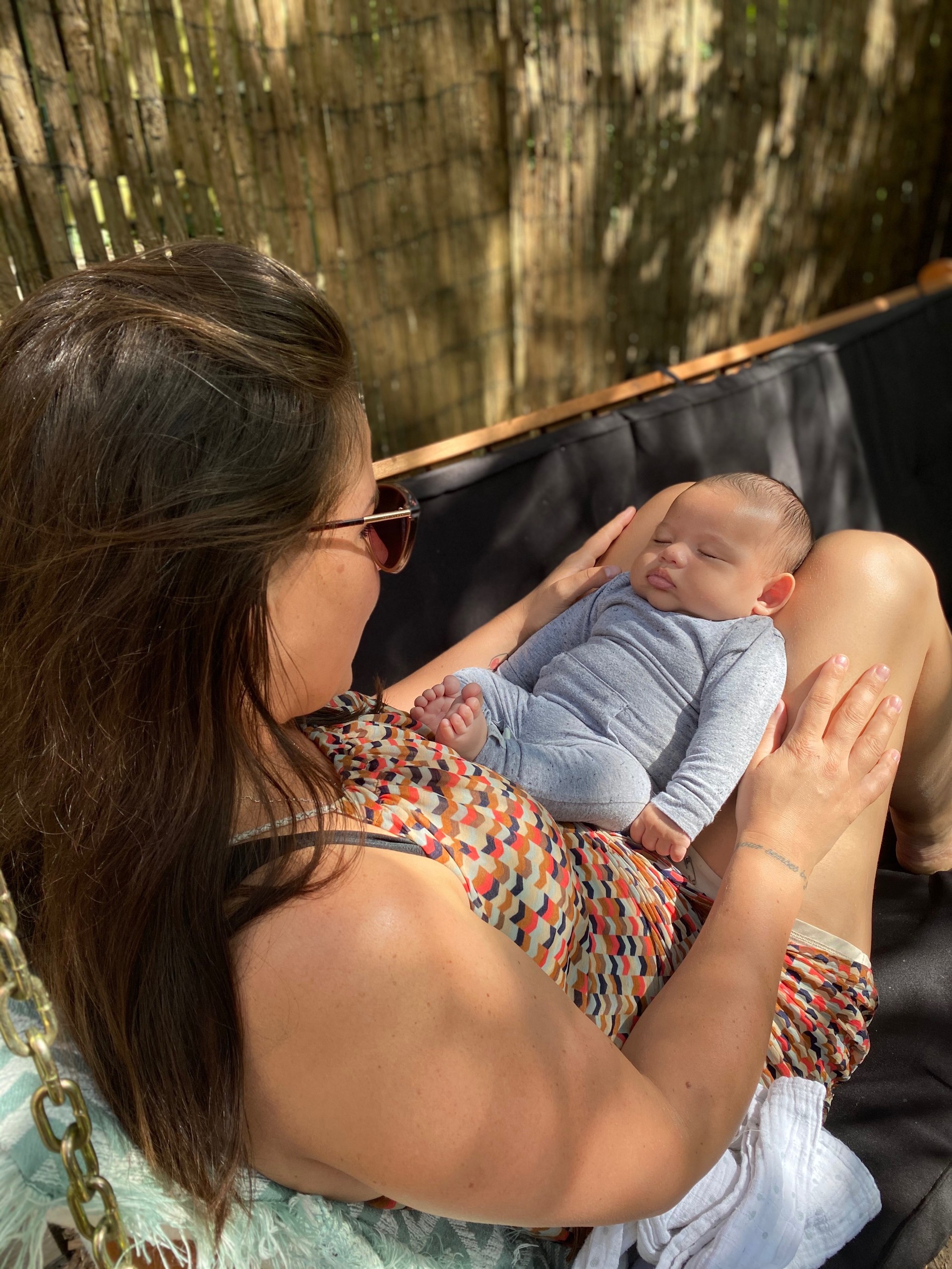 Lisette Liefting zit op de bank met baby Nio op schoot.